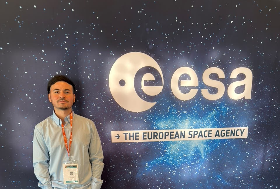 Andrés Salazar Estay, fundador de Boreal Austral, frente a un panel de la Agencia Espacial Europea (ESA)